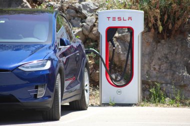 Hırvatistan 'ın Vrgorac kenti, 23,06,2024 numaralı elektrikli otomobil, Suvremeni Tesla elektrini otomobili, Modern Tesla elektrikli otomobilleri kentte şarj ediliyor