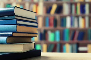 Sınıftaki masanın üstünde kitap yığını, kitap, ahşap raflardaki eski kitap yığını, kütüphanedeki ahşap masa yığını, kitapçıdaki kitap yığını, bulanık geçmiş, okul, eğitim, kütüphane, kitapçı.