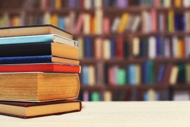 Sınıftaki masanın üstünde kitap yığını, kitap, ahşap raflardaki eski kitap yığını, kütüphanedeki ahşap masa yığını, kitapçıdaki kitap yığını, bulanık geçmiş, okul, eğitim, kütüphane, kitapçı.