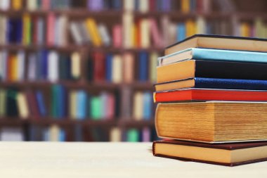 Sınıftaki masanın üstünde kitap yığını, kitap, ahşap raflardaki eski kitap yığını, kütüphanedeki ahşap masa yığını, kitapçıdaki kitap yığını, bulanık geçmiş, okul, eğitim, kütüphane, kitapçı.