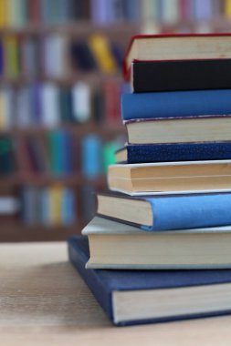 Sınıftaki masanın üstünde kitap yığını, kitap, ahşap raflardaki eski kitap yığını, kütüphanedeki ahşap masa yığını, kitapçıdaki kitap yığını, bulanık geçmiş, okul, eğitim, kütüphane, kitapçı.