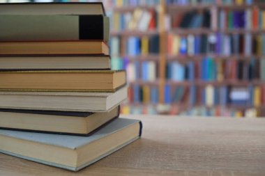 Sınıftaki masanın üstünde kitap yığını, kitap, ahşap raflardaki eski kitap yığını, kütüphanedeki ahşap masa yığını, kitapçıdaki kitap yığını, bulanık geçmiş, okul, eğitim, kütüphane, kitapçı.