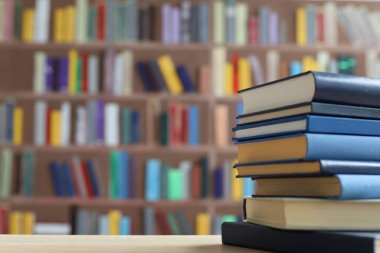 Sınıftaki masanın üstünde kitap yığını, kitap, ahşap raflardaki eski kitap yığını, kütüphanedeki ahşap masa yığını, kitapçıdaki kitap yığını, bulanık geçmiş, okul, eğitim, kütüphane, kitapçı.