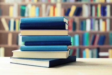 Sınıftaki masanın üstünde kitap yığını, kitap, ahşap raflardaki eski kitap yığını, kütüphanedeki ahşap masa yığını, kitapçıdaki kitap yığını, bulanık geçmiş, okul, eğitim, kütüphane, kitapçı.