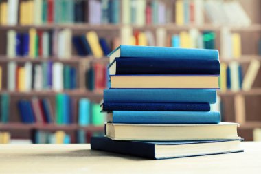 Sınıftaki masanın üstünde kitap yığını, kitap, ahşap raflardaki eski kitap yığını, kütüphanedeki ahşap masa yığını, kitapçıdaki kitap yığını, bulanık geçmiş, okul, eğitim, kütüphane, kitapçı.