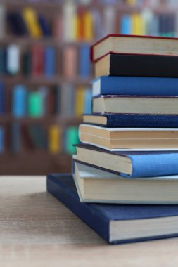 Sınıftaki masanın üstünde kitap yığını, kitap, ahşap raflardaki eski kitap yığını, kütüphanedeki ahşap masa yığını, kitapçıdaki kitap yığını, bulanık geçmiş, okul, eğitim, kütüphane, kitapçı.