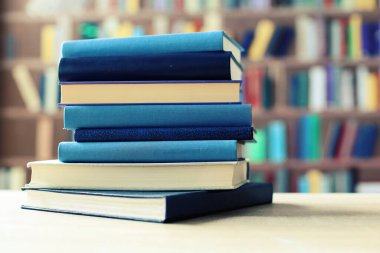 Sınıftaki masanın üstünde kitap yığını, kitap, ahşap raflardaki eski kitap yığını, kütüphanedeki ahşap masa yığını, kitapçıdaki kitap yığını, bulanık geçmiş, okul, eğitim, kütüphane, kitapçı.