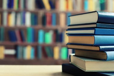 Sınıftaki masanın üstünde kitap yığını, kitap, ahşap raflardaki eski kitap yığını, kütüphanedeki ahşap masa yığını, kitapçıdaki kitap yığını, bulanık geçmiş, okul, eğitim, kütüphane, kitapçı.