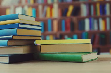 Sınıftaki masanın üstünde kitap yığını, kitap, ahşap raflardaki eski kitap yığını, kütüphanedeki ahşap masa yığını, kitapçıdaki kitap yığını, bulanık geçmiş, okul, eğitim, kütüphane, kitapçı.