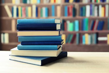 Sınıftaki masanın üstünde kitap yığını, kitap, ahşap raflardaki eski kitap yığını, kütüphanedeki ahşap masa yığını, kitapçıdaki kitap yığını, bulanık geçmiş, okul, eğitim, kütüphane, kitapçı.