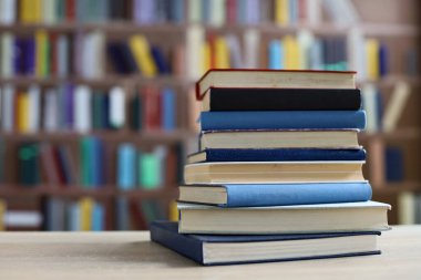 Sınıftaki masanın üstünde kitap yığını, kitap, ahşap raflardaki eski kitap yığını, kütüphanedeki ahşap masa yığını, kitapçıdaki kitap yığını, bulanık geçmiş, okul, eğitim, kütüphane, kitapçı.