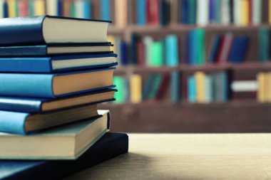 Sınıftaki masanın üstünde kitap yığını, kitap, ahşap raflardaki eski kitap yığını, kütüphanedeki ahşap masa yığını, kitapçıdaki kitap yığını, bulanık geçmiş, okul, eğitim, kütüphane, kitapçı.