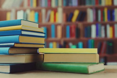 Sınıftaki masanın üstünde kitap yığını, kitap, ahşap raflardaki eski kitap yığını, kütüphanedeki ahşap masa yığını, kitapçıdaki kitap yığını, bulanık geçmiş, okul, eğitim, kütüphane, kitapçı.