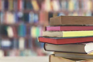 Sınıftaki masanın üstünde kitap yığını, kitap, ahşap raflardaki eski kitap yığını, kütüphanedeki ahşap masa yığını, kitapçıdaki kitap yığını, bulanık geçmiş, okul, eğitim, kütüphane, kitapçı.