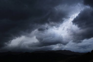 Bulutlu bir günde güzel bir manzara