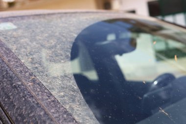 Arabalarda Sahra 'dan gelen kum, kirli arabalar, tozla kaplı araba, yüksek kaliteli profesyonel fotoğrafçılık.