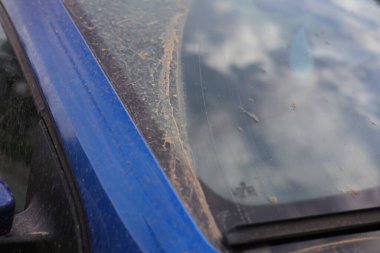 Arabalarda Sahra 'dan gelen kum, kirli arabalar, tozla kaplı araba, yüksek kaliteli profesyonel fotoğrafçılık.