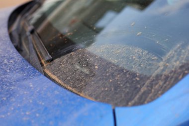 Arabalarda Sahra 'dan gelen kum, kirli arabalar, tozla kaplı araba, yüksek kaliteli profesyonel fotoğrafçılık.