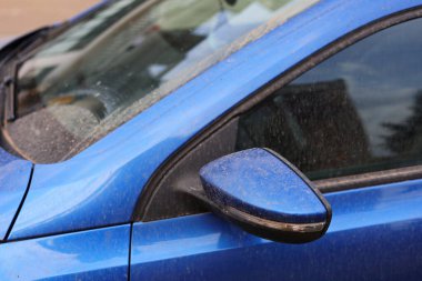 Arabalarda Sahra 'dan gelen kum, kirli arabalar, tozla kaplı araba, yüksek kaliteli profesyonel fotoğrafçılık.