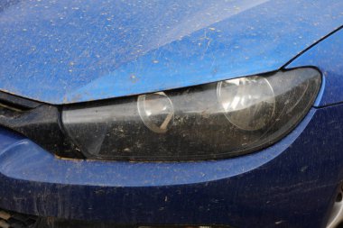 Arabalarda Sahra 'dan gelen kum, kirli arabalar, tozla kaplı araba, yüksek kaliteli profesyonel fotoğrafçılık.