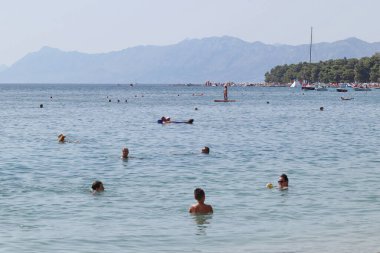 Makarska, 01.07.2024. Hırvatistan 'ın güneyinde turizm sezonunun başlangıcı olan ünlü Makarska tatil beldesi, pek çok Avrupalı için favori tatil beldesi oldu.