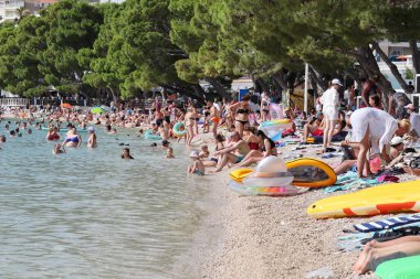 Makarska, 01.07.2024. Hırvatistan 'ın güneyinde turizm sezonunun başlangıcı olan ünlü Makarska tatil beldesi, pek çok Avrupalı için favori tatil beldesi oldu.