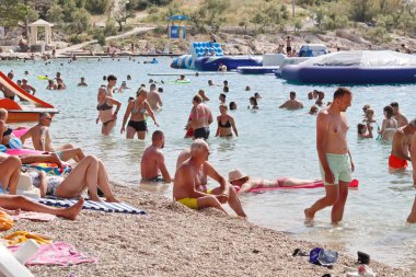Makarska, 01.07.2024. Hırvatistan 'ın güneyinde turizm sezonunun başlangıcı olan ünlü Makarska tatil beldesi, pek çok Avrupalı için favori tatil beldesi oldu.