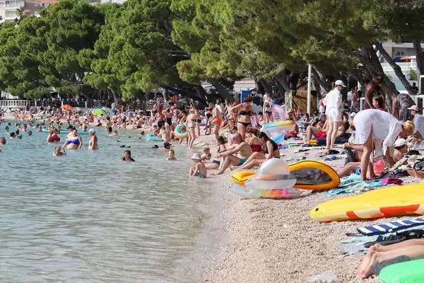 Makarska, 01.07.2024. Hırvatistan 'ın güneyinde turizm sezonunun başlangıcı olan ünlü Makarska tatil beldesi, pek çok Avrupalı için favori tatil beldesi oldu.
