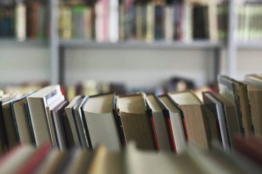 Kütüphanede kitap yığını