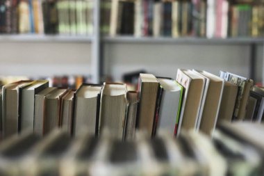 bir kütüphanedeki kitaplar