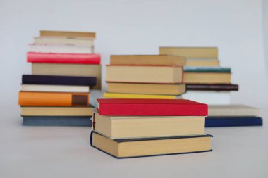 Beyaz arkaplan üzerine kitap yığını