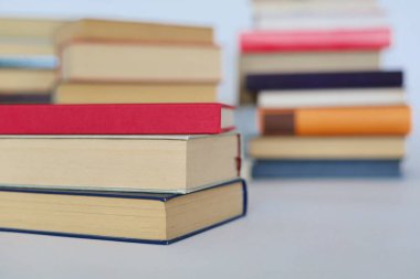 Beyaz arkaplan üzerine kitap yığını
