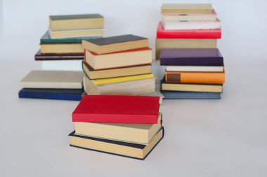 Beyaz arkaplanda çok renkli birçok kitap.
