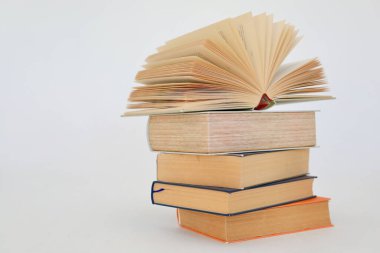 Beyaz arkaplan üzerine kitap yığını