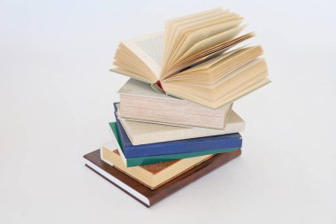 Beyaz arkaplanda izole kitap yığını.