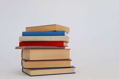 Bulanık arka plan, okuma, öğrenme, öğrenme, bilgi ve edebiyata karşı ahşap masadaki kitap yığını