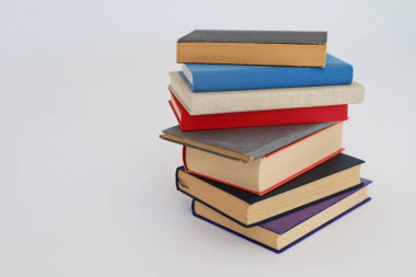 Bulanık arka plan, okuma, öğrenme, öğrenme, bilgi ve edebiyata karşı ahşap masadaki kitap yığını