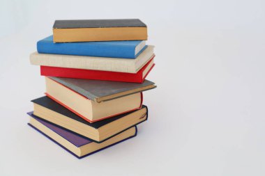 Bulanık arka plan, okuma, öğrenme, öğrenme, bilgi ve edebiyata karşı ahşap masadaki kitap yığını