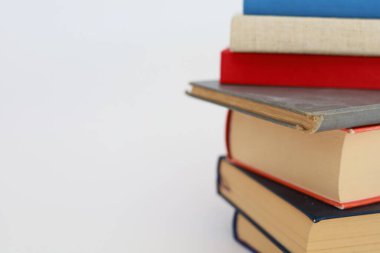 Bulanık arka plan, okuma, öğrenme, öğrenme, bilgi ve edebiyata karşı ahşap masadaki kitap yığını
