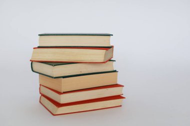 beyaz zemin üzerinde izole kitap yığını
