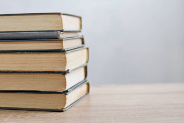 Ahşap zemin üzerine kitap yığını