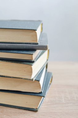 Tahta masadaki kitap yığını. Okula dönüyorum. Boşluğu kopyala.