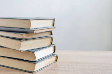 Ahşap zemin üzerine kitap yığını