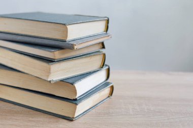 Ahşap zemin üzerine kitap yığını