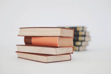Beyaz arkaplan üzerine bir yığın kitap, bulanık arka plan, eğitim, okuma, öğrenme, bilgi, edebiyat, eğitim geçmişi, aşk romanı, suç romanı, tarihi roman, şiir koleksiyonu, ai, 