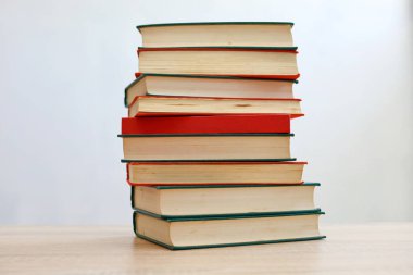 Beyaz arkaplan üzerine kitap yığını