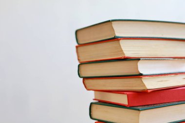 Masada bir yığın kitap