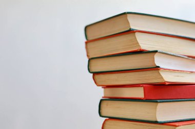 Beyaz arkaplanda bir yığın kitap.