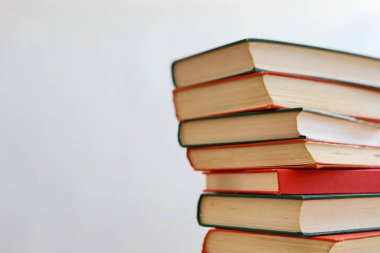 Bulanık arkaplana karşı masadaki kitap yığını