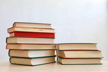 Masanın üzerine pek çok kitap